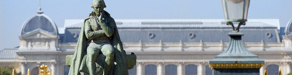 Statue de Lamarck avec la Grande Galerie en fond © MNHN - Patrick Lafaite
